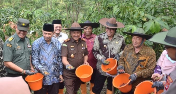 645eed2e42e6a-kemenag-menggelar-kegiatan-panen-perdana-kopi-program-inkubasi-wakaf-produktif_1265_711